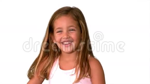 合上小女孩笑着打开白色背景视频的预览图