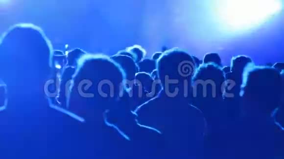 巨大的人群在DJ节目中跳舞有很好的闪电效果巴塞罗那视频的预览图