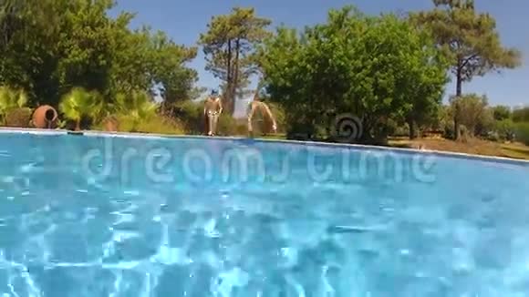 两个男孩跳入游泳池然后在水下游到摄像机前视频的预览图
