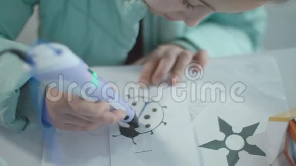 女孩画3D笔视频的预览图