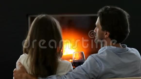 浪漫的情侣喝酒视频的预览图