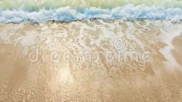 美丽的热带空气海滩俯瞰海浪与空滩从侧面碰撞视频的预览图