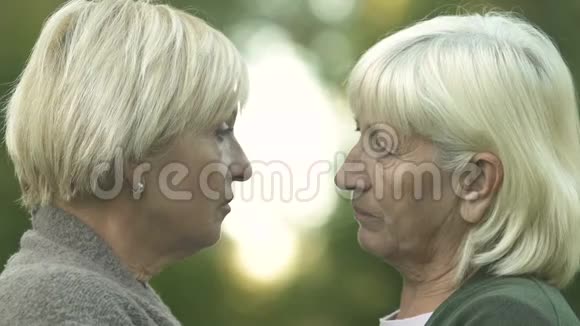 沮丧的老年妇女相互拥抱友谊支持家庭问题视频的预览图
