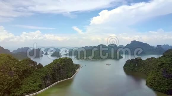 高鸟瞰海峡湾绿岛视频的预览图