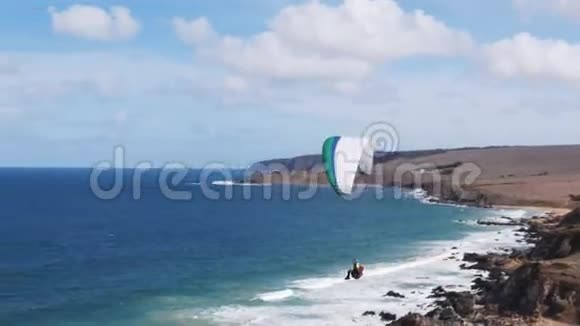 在海滩上滑翔伞视频的预览图