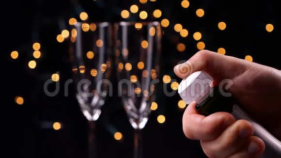 开香槟瓶特写假日背景下的起泡葡萄酒慢动作视频的预览图