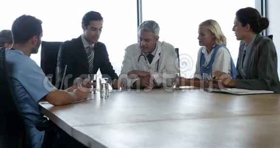 商人和一个医疗队谈话视频的预览图