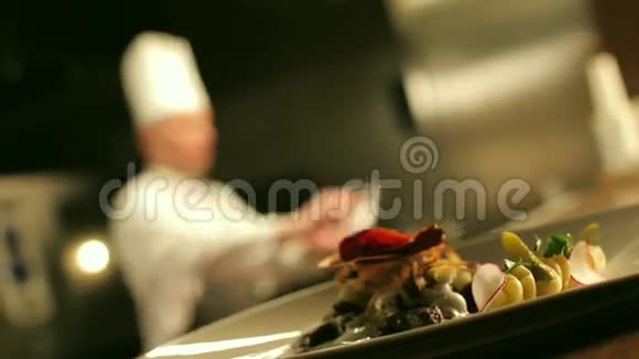 餐桌稳定肉类与厨师烹饪火焰视频的预览图