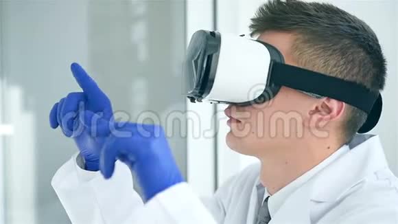 虚拟现实眼镜医生视频的预览图