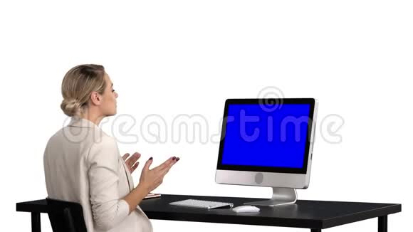 商务视频通话商务女性有视频会议白底蓝色屏幕模拟显示视频的预览图