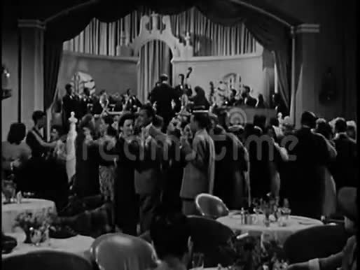 在20世纪40年代的夜总会人们为乐队鼓掌视频的预览图