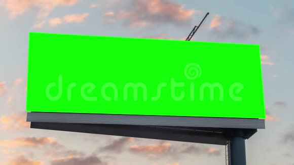 时间推移空白的绿色广告牌和移动的晚霞对蓝天视频的预览图