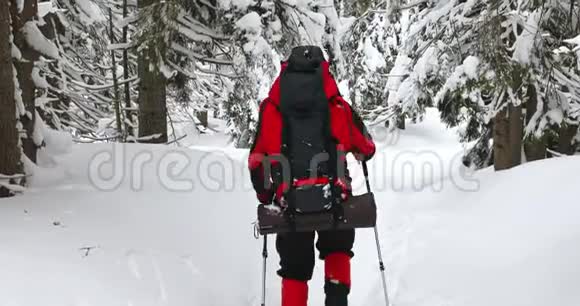 一个穿雪鞋的人走路视频的预览图