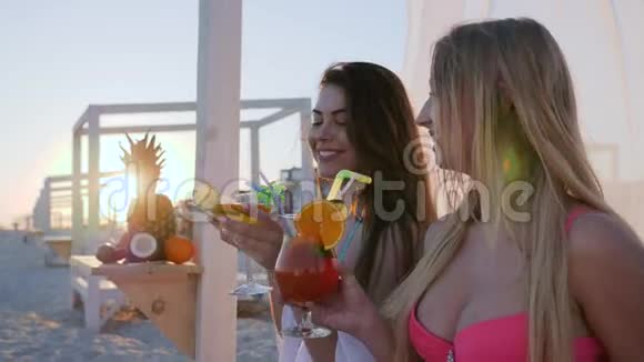 海滩派对年轻女性在海滩上休息富有的度假女友视频的预览图
