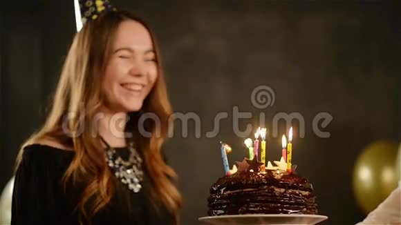 快乐的情感女孩在庆祝她的生日和掌声中吹出蜡烛特写少女画像视频的预览图