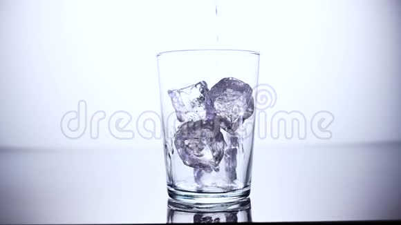 一杯加冰的水视频的预览图