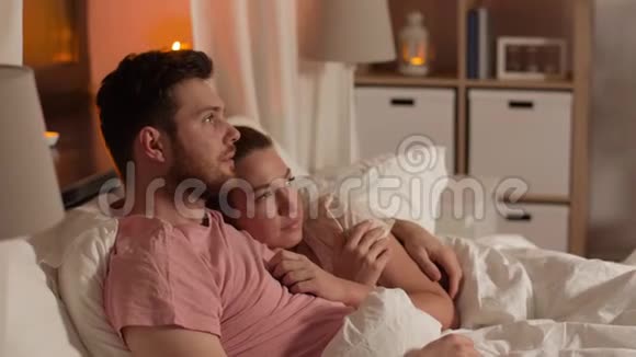 晚上在床上看恐怖电视的情侣视频的预览图