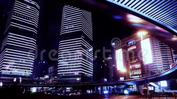 中国上海立交桥和摩天大楼下的汽车的时间流逝光迹视频的预览图
