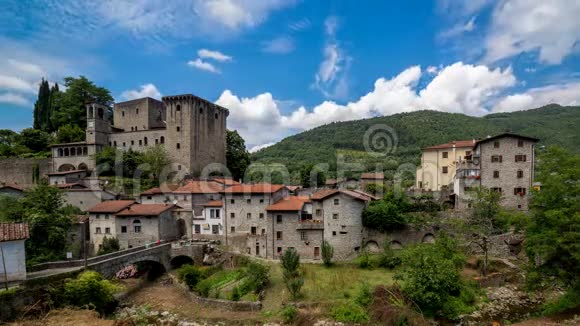 托斯卡纳中世纪村庄和城堡的时间推移云意大利视频的预览图