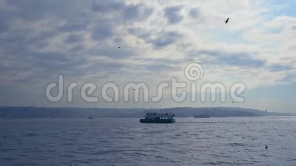 船在冬季的海面上视频的预览图