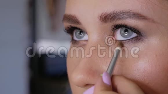 化妆下眼睑视频的预览图