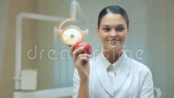 带苹果的女牙医视频的预览图