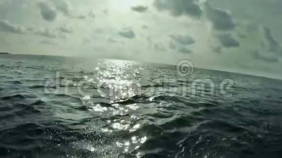 潜入水中视频的预览图