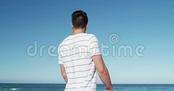 站在海滩上的人视频的预览图