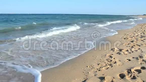 热带海滩上的波浪破碎视频的预览图