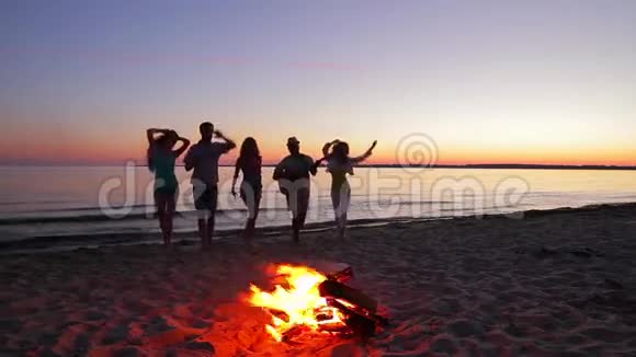 年轻人在篝火旁迎接黎明视频的预览图