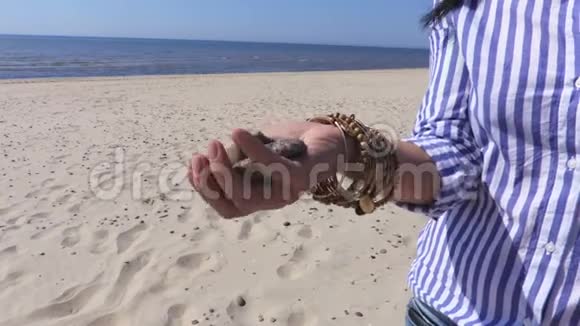 女人海边的石头手视频的预览图
