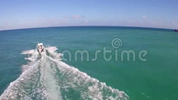 在迈阿密海滩追逐船只视频的预览图