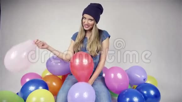 可爱的少女与气球在明亮的工作室视频的预览图