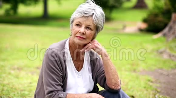 坐在公园里的老女人心烦意乱视频的预览图
