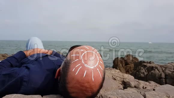 男人光头上的太阳视频的预览图