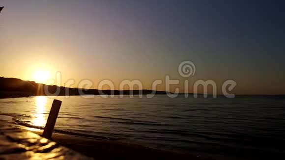 海滩日落景色很好视频的预览图