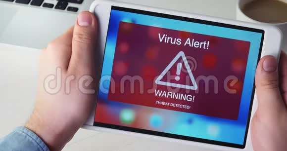 男子手持带有病毒警告标志的数码平板电脑视频的预览图