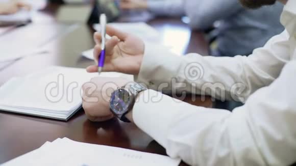 无聊的员工坐在商务会议上手里拿着一支笔视频的预览图