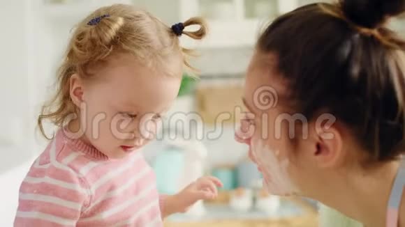 妈妈和宝宝在厨房视频的预览图