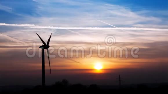 日落前的风力涡轮机视频的预览图