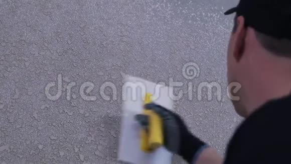 一个人用铲子工作视频的预览图