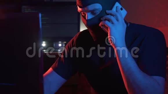 一个在巴拉克拉瓦的匿名男子通过电话交流视频的预览图