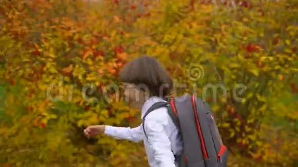一年级学生一年级学生小学学生带着背包在户外上学和跑步视频的预览图