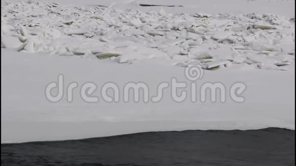 河上的冰和水视频的预览图