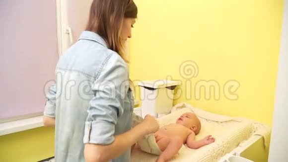 妈妈给婴儿放尿布视频的预览图
