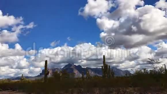 亚利桑那州沙漠景观白云绵绵视频的预览图