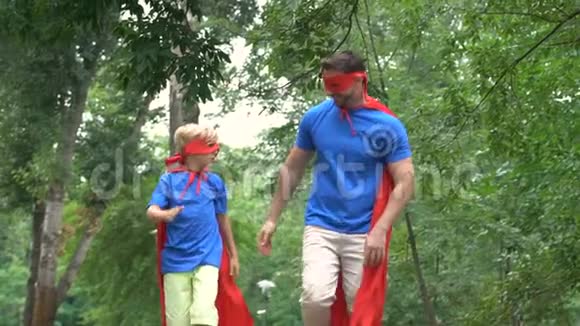 父亲和儿子穿着超级英雄服装五岁团队合作理念目标实现视频的预览图