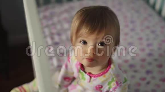 婴儿床上可爱的女婴视频的预览图