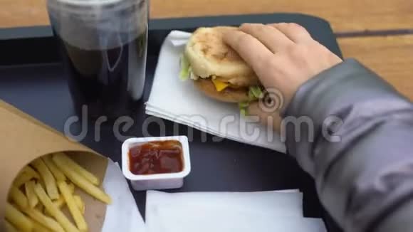 年轻女性吃汉堡包在快餐店吃午餐减肥视频的预览图