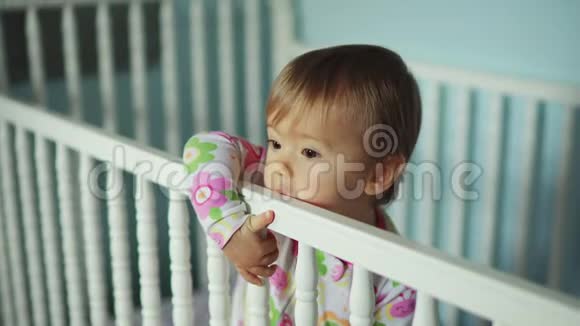 婴儿床上可爱的女婴视频的预览图